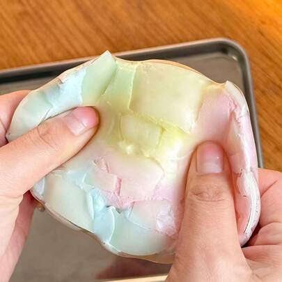 糖果色脆皮挤压球，专为玩家设计，只需轻轻一捏即可释放压力，适合声控爱好者，也适合办公室和青少年等喜欢轻柔按压玩具的人群，柔软舒适，是送给朋友的新奇礼物。