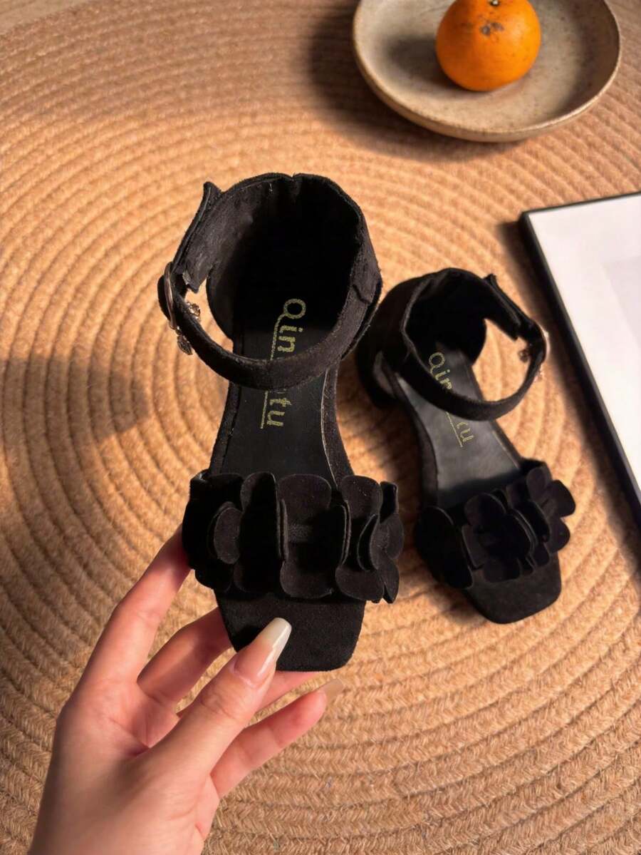 2026新款女童3D立体花卉装饰+金属丝带麂皮PU厚底尖头凉鞋，清新自然风格。女童摄影鞋，适合摄影/日常穿着。 - 黑色 - 查看 1