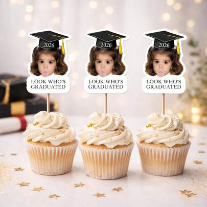 1 chiếc phụ kiện trang trí bánh cupcake tốt nghiệp in ảnh theo yêu cầu, phụ kiện trang trí bánh hình mặt người theo yêu cầu, phụ kiện trang trí bánh chủ đề tốt nghiệp theo yêu cầu, phụ kiện cá nhân hóa "Ai đã tốt nghiệp?", trang trí tiệc hình mặt người ngộ nghĩnh, que cắm bánh cupcake tốt nghiệp năm 2026, quà tặng tốt nghiệp, phụ kiện trang trí bánh theo yêu cầu, phụ kiện trang trí bánh hình mặt người theo yêu cầu, phụ kiện trang trí bánh theo yêu cầu, quà tặng tốt nghiệp, quà tặng đáng yêu