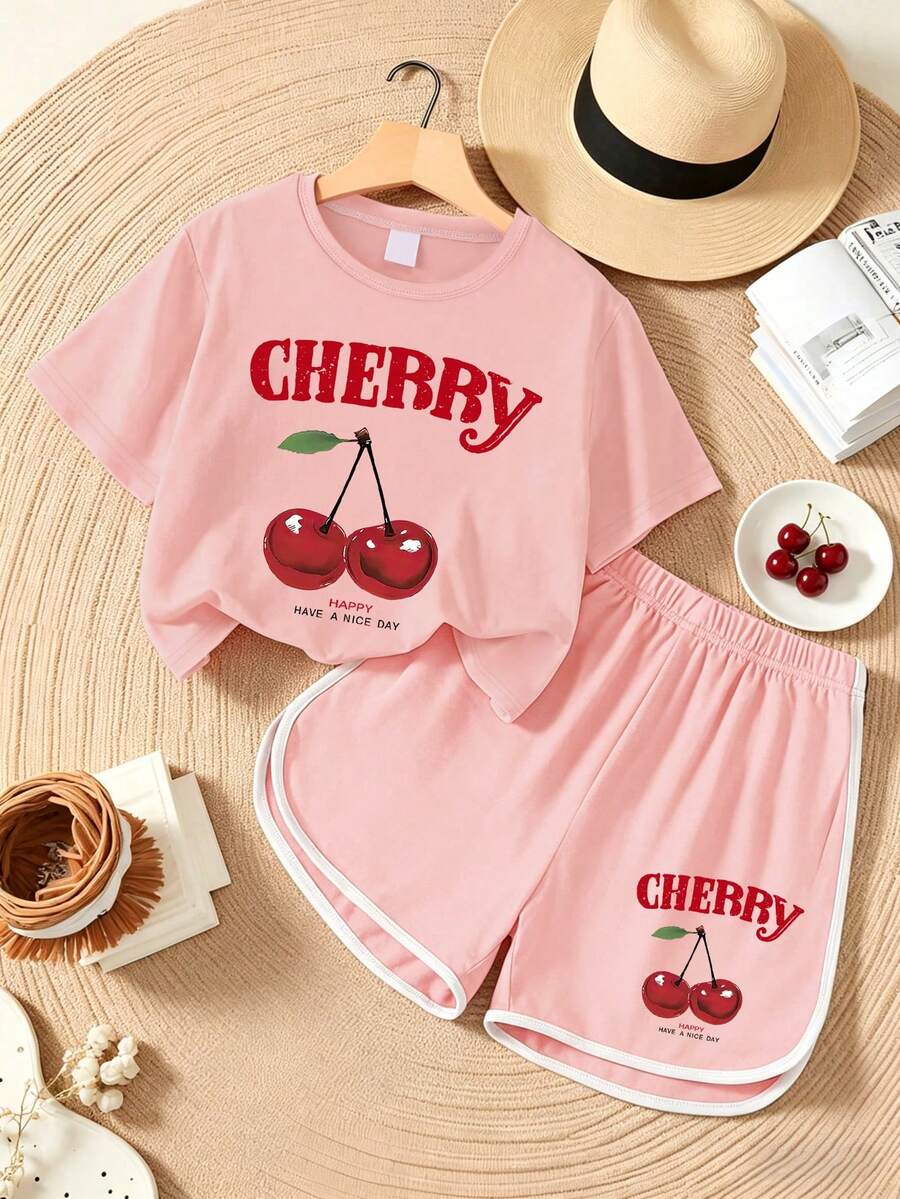 2件組女孩休閒套裝，「CHERRY」&紅色櫻桃印花T恤，搭配櫻桃印花海豚短褲套裝，適合返校季節，夏季穿著 - 粉色 - 查看 1