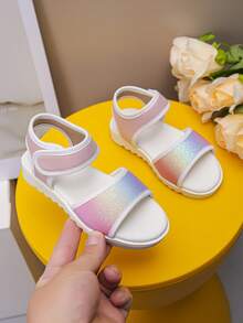 Một đôi sandal mùa xuân hè dễ thương, bán chạy nhất dành cho bé gái, màu gradient bóng bẩy, đế mềm, quai cài điều chỉnh được, kiểu giày công chúa hở mũi, thích hợp đi du lịch, mặc hàng ngày, dự tiệc và nhiều dịp khác. - Nhiều màu - Xem 2