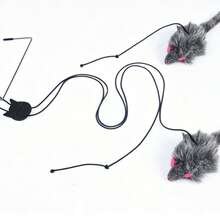 Este diseño de ratón de peluche realista, combinado con cuerdas de alta elasticidad, permite que el ratón se balancee naturalmente cuando el gato se abalanza o salta, replicando perfectamente la sensación dinámica de una presa real, golpeando con precisión el instinto de caza del gato. ¡Es tan adictivo! - Gris - Ver 4