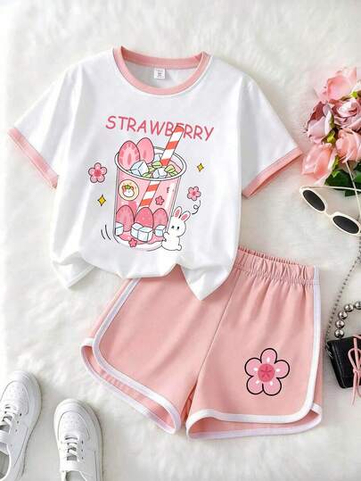 Bộ quần áo 2 mảnh dành cho bé gái này gồm áo tay ngắn và quần short màu hồng cùng tông, điểm nhấn là viền trắng. Thiết kế phối màu hồng và trắng với họa tiết "nước ngọt". Được làm từ chất liệu thoải mái, thoáng khí, kiểu dáng rộng rãi, thời trang và dễ thương.