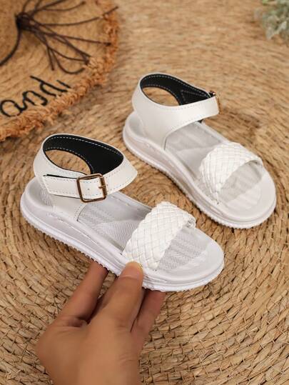 1 đôi dép xăng đan đế bằng màu trắng cho bé gái, quai ngang, đế EVA mềm bền, chống trượt, kiểu dáng dễ thương, mũi tròn, phù hợp cho bé gái từ 3-15 tuổi, đi chơi hàng ngày, đi học, đi dạo, du lịch, ngoài trời, ở nhà, dự tiệc, mẫu giày mới xuân hè 2026 cho bé gái.