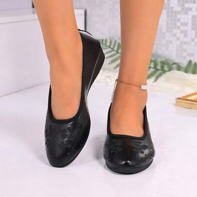 Giày đế xuồng khoét rỗng cho các bà mẹ, giày đi bộ thoải mái cho người trung niên, giày bệt thoáng khí có lỗ thông hơi cho bà, giày da đa năng cho người lớn tuổi, giày khiêu vũ giúp thon gọn cho người có thân hình mũm mĩm.