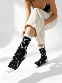 1 Pair Women's Black & White Skull Print Personality Street Fashion Mid-Calf Socks, Suitable For Spring, Summer, All Seasons - Black and White - View 7