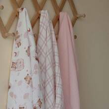 3条装棉纱布襁褓毯，100%纯棉，47英寸 x 40英寸，粉色小熊图案，男女通用新生儿必备品，绝佳的婴儿送礼佳品 - 粉紅熊套裝 - 查看 4