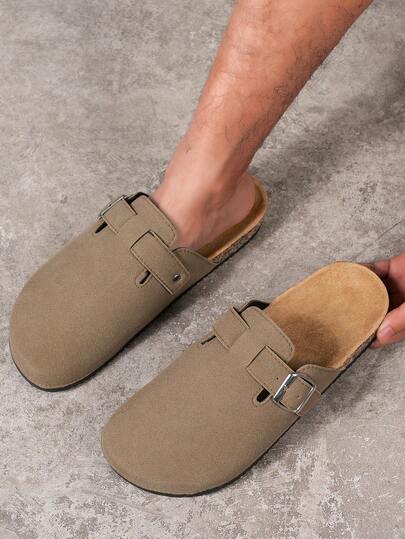 Dép lê unisex, phù hợp cho mọi mùa, đế chống trơn trượt và bền chắc, thiết kế chữ trên phần trên, thời trang và dễ mang.