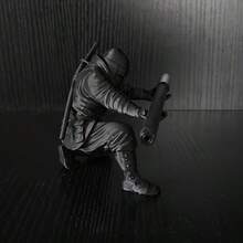 这款战士造型的笔筒，为您的办公桌增添一抹时尚气息。它可以收纳圆珠笔、钢笔、铅笔和各种文具用品，是馈赠亲朋好友的理想之选。 - A - 查看 6