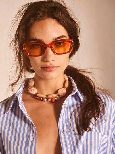 一副方形小框眼镜，清新夏日风格，适合女性，适合户外、派对、度假等场合，是年轻人海滩度假的最佳选择，非常可爱