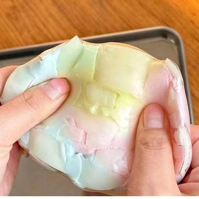 1个手工制作的酥脆彩虹挤压减压蜡球，酥脆挤压释放压力，完美生日礼物 - 绝佳礼品之选（外壳在运输过程中可能会破裂，但这不会影响其正常使用。如果您介意这一点，请谨慎购买）