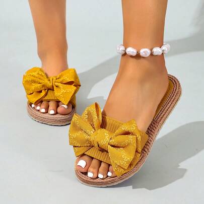 1双时尚蝴蝶结装饰沙滩拖鞋，平底，适合夏季户外穿着