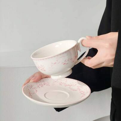 一套花卉陶瓷杯碟，釉下花卉图案，波浪形杯沿设计，符合人体工学的弧形手柄，光泽耐用的釉面，适合万圣节派对茶饮、圣诞节热可可、日常下午茶、民宿装饰、节日礼物，优雅的法式风格，适合欧美家居装饰爱好者、北美咖啡爱好者、欧洲下午茶爱好者、海外礼品店、家居博主，散发着柔和的氛围，兼具法式优雅与实用性。