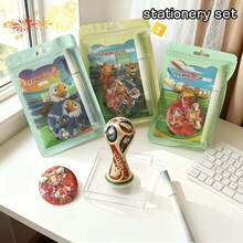 FIFA 2026年世界杯吉祥物三件套文具套装，包括钢笔、徽章和笔记本，适合作为课堂奖励和球迷礼物。 - 套裝 - 查看 2