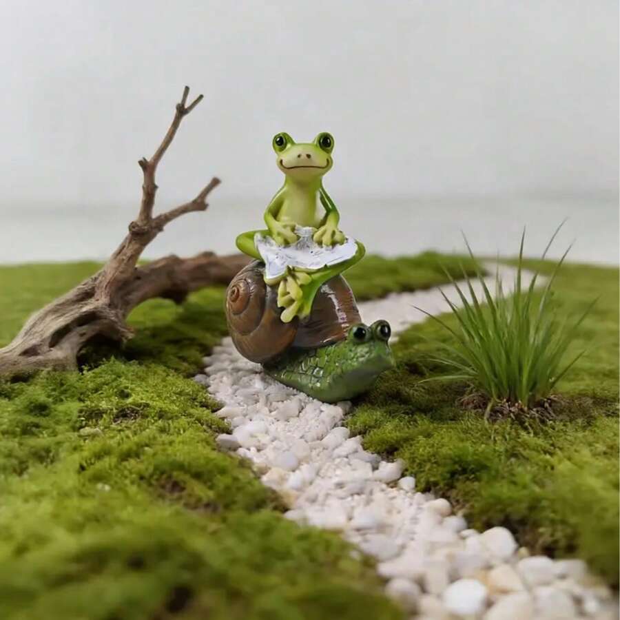 1件渐变绿色微笑青蛙骑棕色螺旋蜗牛树脂摆件,青蛙爪握白色荷叶,蜗牛身体覆盖绿色鳞片图案,营造出奇幻的自然氛围,适用于微景观、桌面、庭院、阳台装饰,也适合春季、复活节、端午节装饰,是园艺爱好者、家居装饰收藏家和可爱小饰品爱好者的理想礼物。 - A - 查看 1