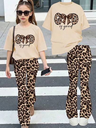 Este conjunto casual incluye una camiseta de cuello redondo en beige y un pantalón acampanado a juego con estampado de leopardo. Adecuado para niños talla grande grandes, con un diseño creativo de estampado de leopardo y lazo, muy apropiado para niñas pequeñas y niños pequeños.