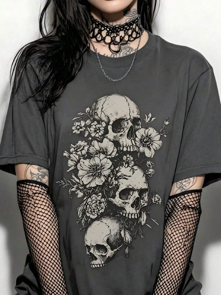 Floral Skull  T-Shirt, Gothic Graphic T-Shirt, Whimsigoth Witchy Clog, Alternat Grunge Goth Shirt, Goth Gift220g Heavyweight 100% Cotton T-Shirt. Butterfly Print. Unisex Sizing. Round Neck Inspirational T-Shirt. Cute And Beautiful Y2K-Inspired Summer Top, Perfect For The Outdoors, Home, Work, Or Street Wear. Casual, Loose-Fitting Everyday T-Shirt. - 深灰色 - 查看 1