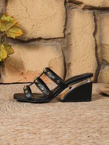 Sandalias de tacón alto negro sexy y de moda para mujer, nuevas llegadas de primavera/verano con remaches dorados, punta cuadrada, tacón asimétrico minimalista, slip-on, cómodas y acolchadas, versátiles para vestir, casual, fiesta, vacaciones y uso diario - Negro - Ver 6