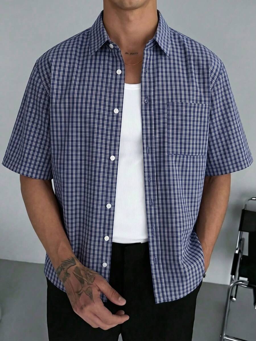 Camisa holgada de hombre con estampado retro a cuadros, patrón a cuadros azul y blanco, camisa de estilo universitario esencial para el verano - Azul y blanco - Ver 1