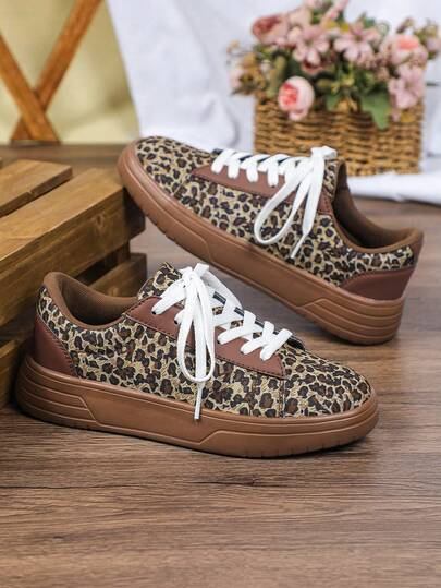 男士休闲运动鞋，棕色豹纹印花，柔软轻便鞋底，圆头系带滑板鞋，平底舒适，欧美休闲风格，适合日常穿着、通勤、旅行和校园活动