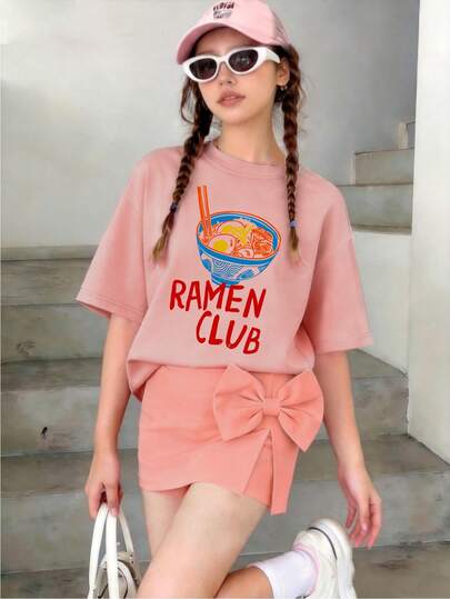 Bộ đồ thường ngày này, gồm áo phông cổ tròn màu hồng và quần culottes màu hồng, được thiết kế cho trẻ lớn hơn và có họa tiết mì ramen sáng tạo. Hoàn hảo cho bé gái và trẻ lớn hơn một chút, phù hợp cho đi học, đi mua sắm, dạo phố và các kỳ nghỉ. Không chỉ lý tưởng để mặc hàng ngày, mà còn là một món quà tuyệt vời dành cho bạn bè và gia đình.