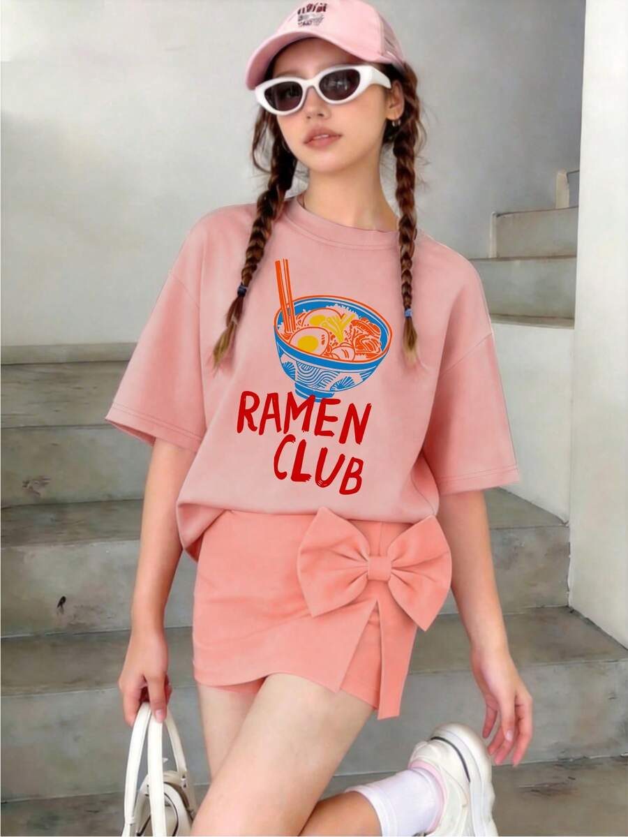 这款休闲套装专为大龄儿童设计,包括一件粉色圆领T恤和一条粉色阔腿短裤,饰有创意拉面印花图案。非常适合女孩和稍大一些的儿童穿着。 - 粉色 - 查看 1
