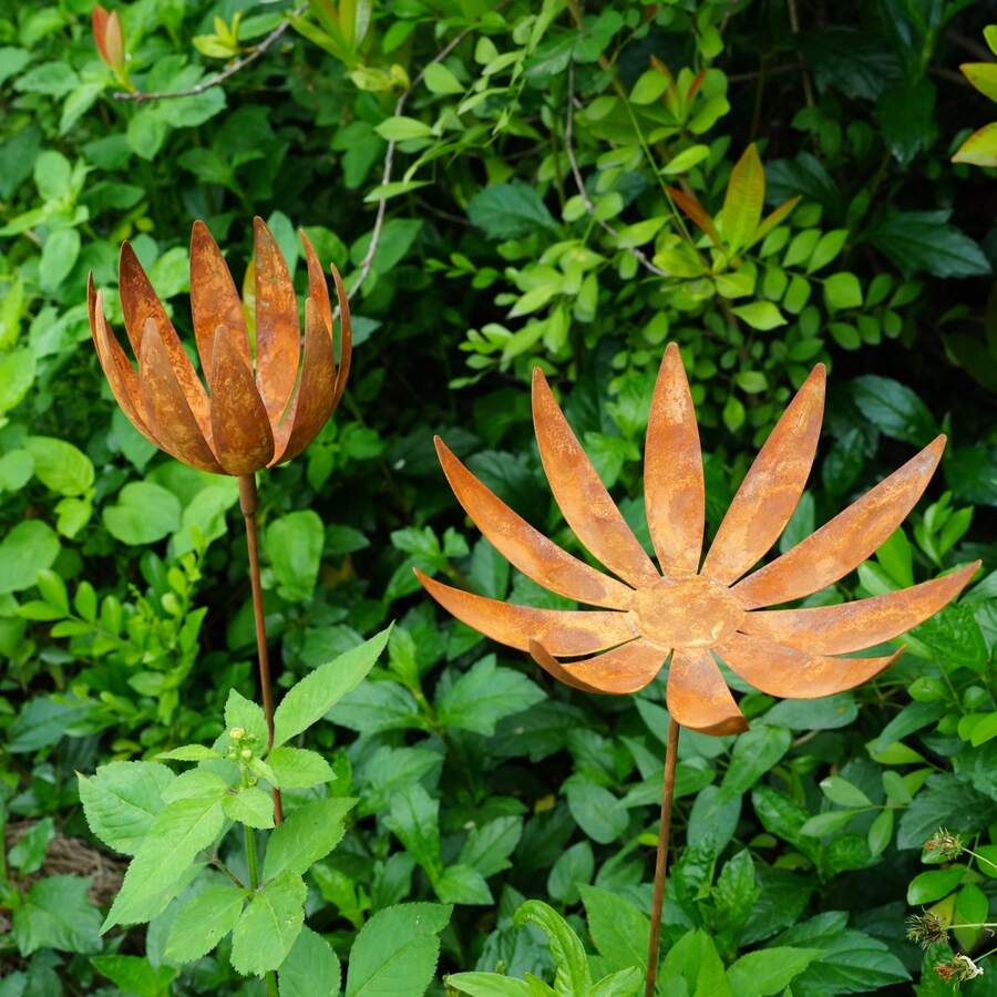 1pc Vintage Metal Flower Garden Sign, Rustic Iron Art Outdoor Yard Decor, Floral Shaped Lawn Ornament, Weather-Resistant Durable Garden Sculpture, Landscape Decoration, Yard Beautification, Unique Iron Craft Design - 1pc Rusty Flower - View 1
