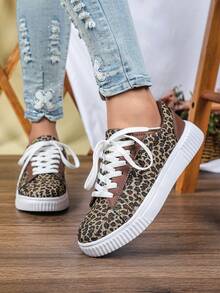 Giày thể thao nữ casual, họa tiết da báo nâu, đế mềm nhẹ, mũi tròn buộc dây, kiểu dáng thoải mái, phong cách casual châu Âu và Mỹ, phù hợp cho mặc hàng ngày, đi làm, du lịch và các hoạt động trong khuôn viên trường. - Nền họa tiết da báo màu nâu và trắng - Xem 3