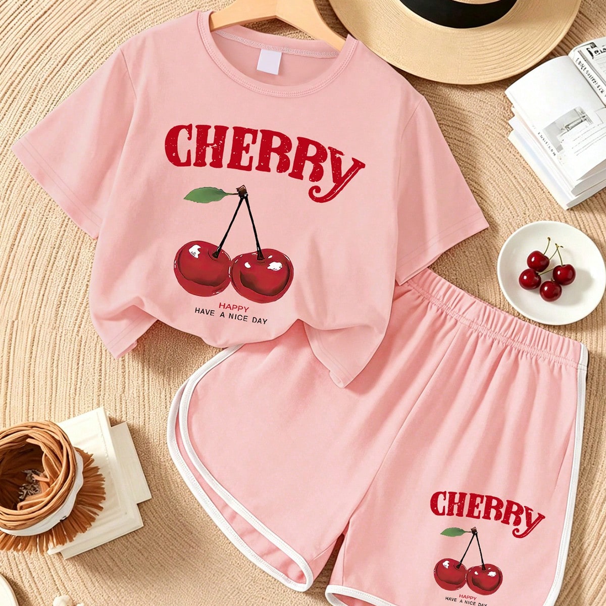 Conjunto casual de 2 piezas para niñas, camiseta con estampado "CHERRY" & cereza roja, conjunto de shorts tipo delfín con estampado de cereza a jueg