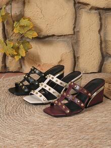 Sandalias de tacón alto negro sexy y de moda para mujer, nuevas llegadas de primavera/verano con remaches dorados, punta cuadrada, tacón asimétrico minimalista, slip-on, cómodas y acolchadas, versátiles para vestir, casual, fiesta, vacaciones y uso diario - Negro - Ver 11