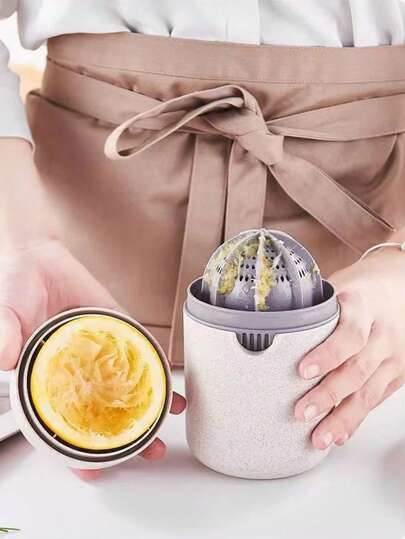 1个便携式高品质迷你柠檬榨汁器，简易手动二合一多功能易用果汁榨汁杯，旋转压榨，防滑滚轮，适用于多种水果 - 易于使用的带盖塑料榨汁杯，是自制鲜榨果汁的理想之选，柠檬橙汁榨汁器礼品