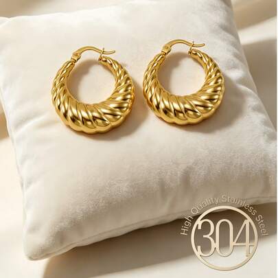A Pair Of Thick Golden Circular Earrings - 18K Gold-Coated Non-Aging Stainless Steel Earrings. Lightweight And Low-Allergy, These Fashionable Wave-Textured Earrings Feature Elegant Designs For Ladies. Compact And Exquisite Daily Earrings And Necklaces, Suitable For Ladies To Wear.