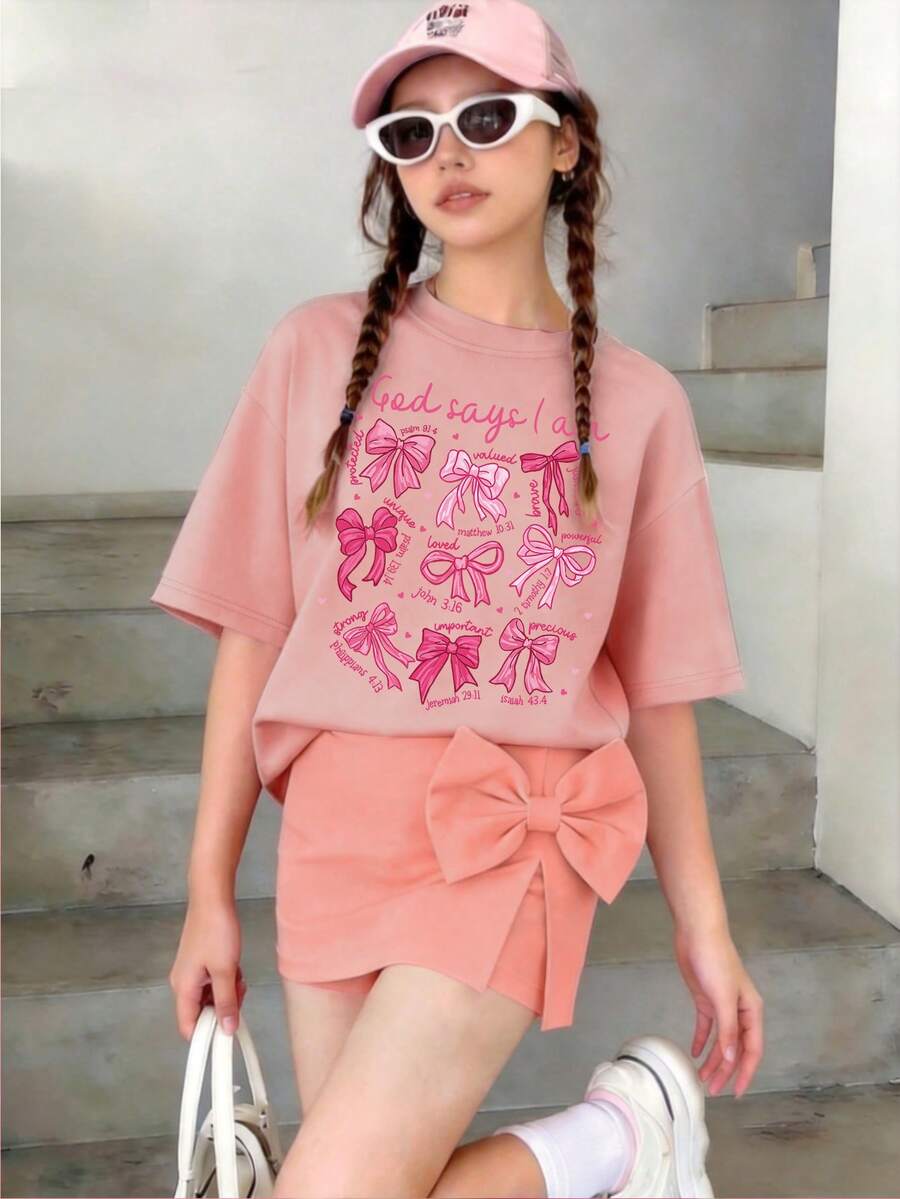 一套适合大龄女孩的休闲套装，包括一件粉色圆领T恤和一条印有创意粉色蝴蝶结图案的配套粉色裙子。 - 粉色 - 查看 1