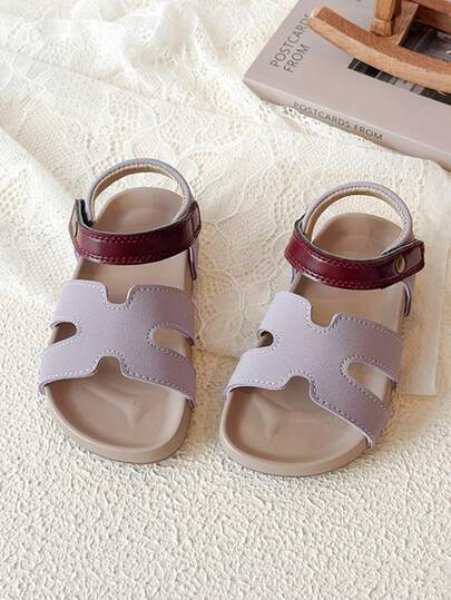 Một đôi sandal nữ kiểu dáng mới năm 2026 của Marmorino, phối màu độc đáo, chất liệu giả da, hình chữ H, hở mũi, đế mềm, kiểu dáng Hàn Quốc, thích hợp để mang hàng ngày hoặc ở nhà.