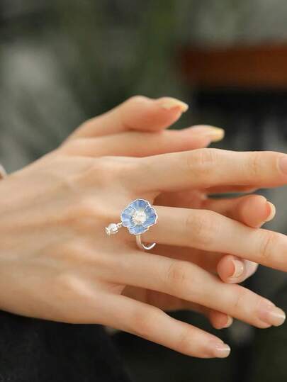 1件，蓝色花朵白色月光戒指，女士时尚气质轻奢文艺风中国风开口戒指，是送给朋友的理想礼物，适合日常通勤、聚会、节日、音乐节和宴会佩戴。