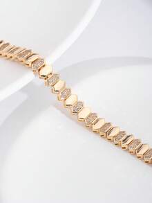 一套奢华优雅的立方氧化锆镶嵌光滑菱形交错设计手链，适合女士婚礼和派对佩戴，不含礼盒 - 金黃色 - 查看 3