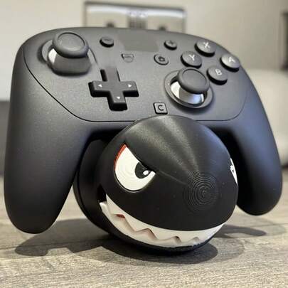 Universeller Gamecontroller Ständer, kreative Tischdekoration, kann verschiedene Gamecontroller aufnehmen, erhältlich in weißem Wanddurchbruch-Design und schwarzem Kugel-Kopf-Design, ideal für Spieler Schreibtisch Aufbewahrung und Dekoration, stabile Konstruktion, unverzichtbares Geschenk zu Feiertagen | Spielzubehör | Raumdekoration für Gamer