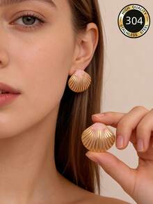 一对不锈钢贝壳形吊坠耳环，精致独特，高端大气，适合海滩风情，是春夏时尚单品，日常佩戴，充满夏日气息，也是母亲节礼物的理想之选。 - 貝殼 - 查看 9