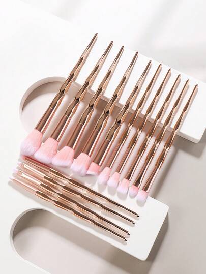 14 piezas Juego de brochas de maquillaje profesional, incluye brochas de maquillaje sintéticas suaves para base, polvo, rubor, corrector, contorno, sombra de nariz, sombra de ojos, delineador, cejas, detalle, rostro y iluminador. Excelente set de brochas de maquillaje para viaje, un gran regalo para mujeres y niñas, también un bonito accesorio de maquillaje para regalar a amigas.