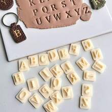 26件套字母印章首饰制作套装 | 适用于制作独特的耳环和吊坠，26个大写字母首饰制作套装，可用于装饰耳环、项链、胸针和吊坠，图案精致可爱，美观时尚的首饰制作套装 - 黃色 - 查看 3