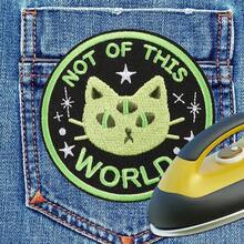 1个“Not Of This World”字母热转印贴片，绿色三眼外星猫刺绣贴片，科幻太空DIY服装装饰贴纸（适用于夹克、背包、帽子） - A - 查看 7