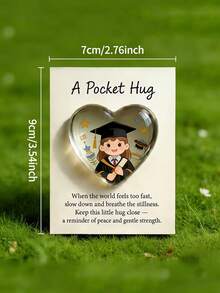 Bộ quà tặng kỷ niệm tốt nghiệp mùa lễ tốt nghiệp gồm 5 món/1 hộp quà hình trái tim bằng acrylic và "thiệp ôm" - Sự kết hợp đáng yêu này gồm hình minh họa dễ thương của một nữ sinh tốt nghiệp hoạt hình, cùng với một tấm thiệp "ôm bỏ túi" ấm áp. - Một kích cỡ phù hợp cho tất cả - Xem 3