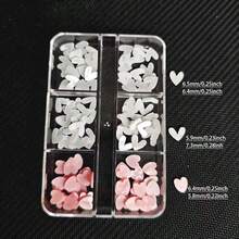 这款树脂美甲饰品盒采用简约百搭的设计，融合了日韩（Y2K）风格。六格设计内含120颗白色和粉色心形美甲贴片，男女皆宜。这些美甲饰品是美容和化妆的理想之选，非常适合DIY美甲和方形美甲设计，尤其适合夏季作为美甲装饰。 - 彩色 - 查看 7