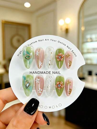 10 piezas de uñas postizas con forma de almendra hechas a mano. Presentan un degradado suave de color azul verdoso, acentuado con rayas verticales doradas, detalles florales pintados a mano y adornos de flores de perlas en 3D. Este hermoso y encantador conjunto de uñas postizas es perfecto para que las damas y niñas lo usen en fiestas, bodas y uso diario, y viene con un kit de herramientas.