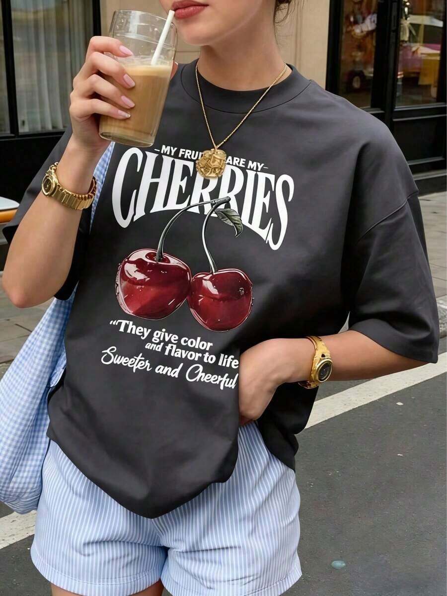 ¡Nueva camiseta Camiseta estampada de manga corta, cómoda y versátil. Puede usarse sola o como prenda interior. Con diseño de cuello redondo holgado, perfecta para la oficina, la escuela, salidas de fin de semana o viajes. Fácil de combinar en el día a día, ofrece una sensación fresca y ligera. Diseño unisex, ideal también para llevar en pareja.