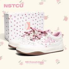 NSTCU 2026 新款夏季女士厚底休闲运动鞋，原创运动平底鞋，百搭印花休闲舒适PU皮系带鞋 - 白粉 - 查看 11