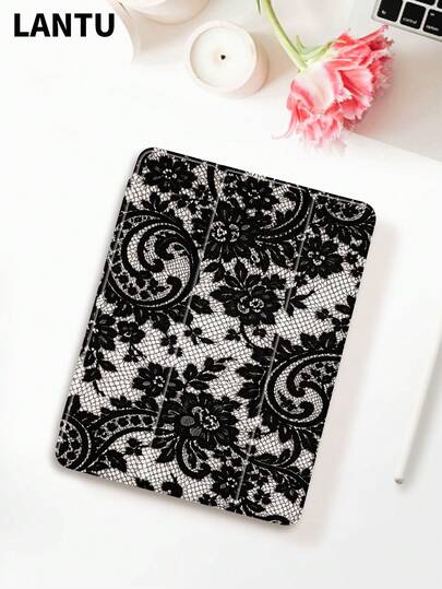 黑白蕾丝印花图案保护套，带三折支架，兼容 iPad 10.2 英寸/iPad Pro 11 英寸（2020/2021 款）、(A16) 11 英寸第 11 代（2025 款）、第 9/10 代、iPad Air 4（10.9 英寸）、Galaxy Tab S6 Lite 10.4 英寸，防摔，带笔槽，支持睡眠/唤醒功能，是送给孩子/家人的好礼物。