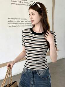 Áo croptop dệt kim kẻ sọc đen, nâu và trắng dành cho nữ, cổ tròn, tay ngắn, phối màu tương phản, dáng ôm, phong cách thường ngày năng động. - màu đen - Xem 2