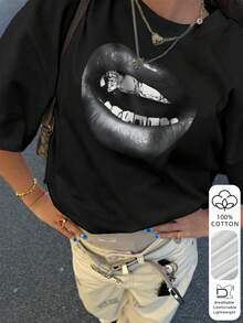 Camiseta Solta com Estampa de Lábios Pretos Feminina, Top Casual Respirável e Macia, Camiseta de Manga Curta Estilo Punk Y2K, Adequada para Passeios Diários, Festivais de Música, Encontros e Uso Casual Urbano no Verão - Preto - Visão 2