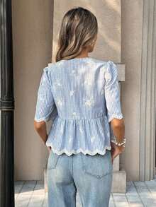 PariChic Edición de verano: Blusa azul de escote en V francés - Adornada con mangas abultadas, ribetes de encaje con volantes, bordados delicados y un cordón ajustable en la cintura, esta blusa corta que estiliza la cintura eleva la feminidad sin esfuerzo.Blusa azul y blanca, blusa azul claro, blusa de primavera, blusa de verano, blusa con volantes, blusa para mujer, tops casuales y elegantes para mujer en verano, blusa de estilo francés, atuendos de primavera para mujer, atuendos de verano para mujer - Azul y blanco - Ver 2